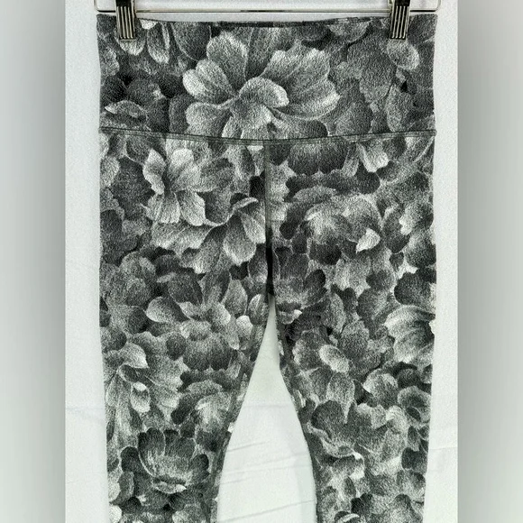 Athleta Women’s Elation Textured Tight black/white Florar Sz S/P Leggings Gym - Picture 2 of 9